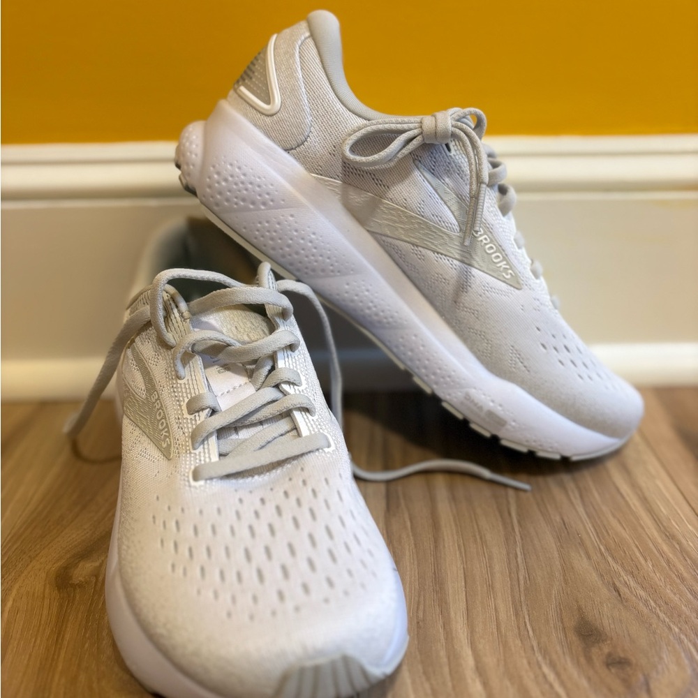Brooks Women's White Gray Athletic Running Shoes